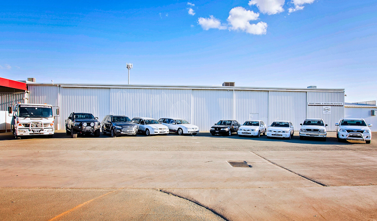 A range of makes and models of vehicles parked in front of Echuca Service Centre